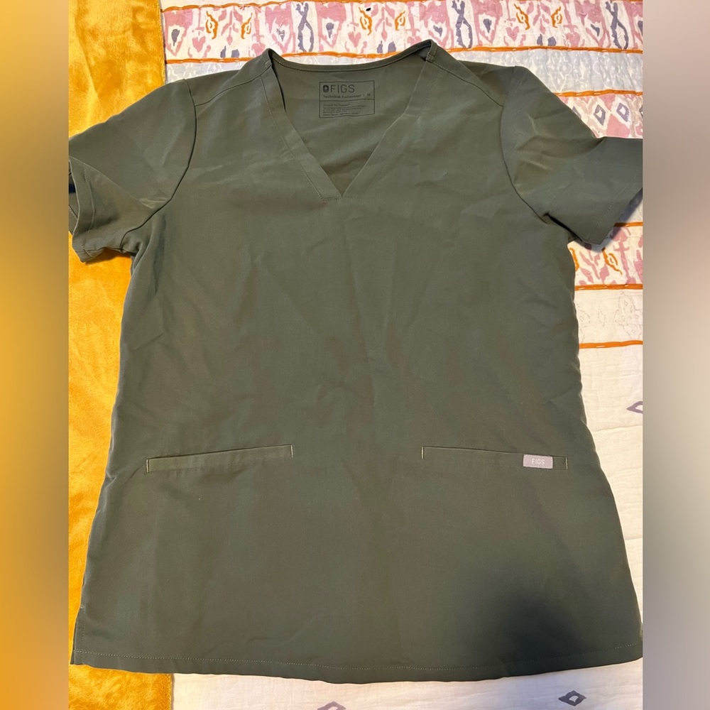 FIGS SCRUB TOP green M